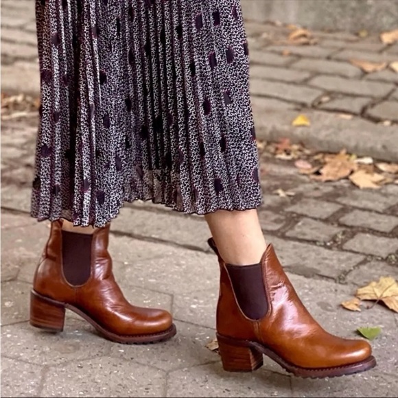 Frye Sabrina Chelsea Cognac Genuine Leather Pull On Stretch Heeled Ankle Booties - Picture 2 of 16